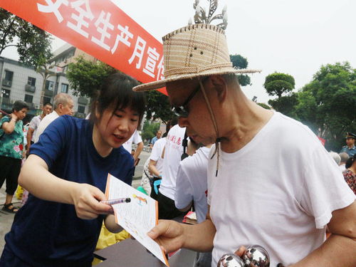 纳溪大队借力“安全生产月”集中咨询日活动 深入开展消防安全宣传与网络工程技术咨询服务